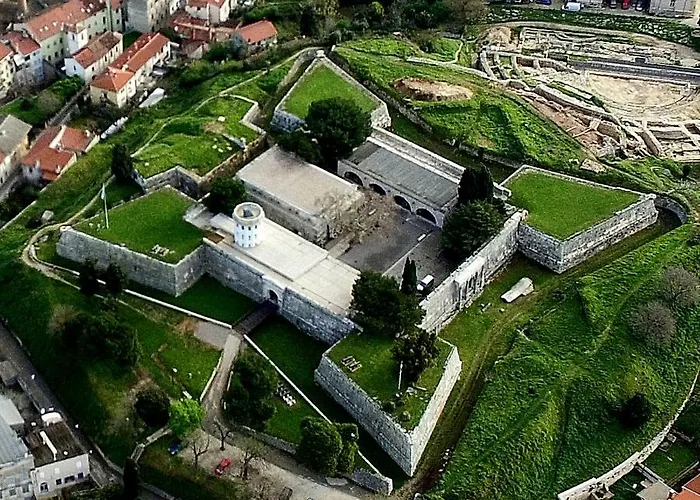 Center 4 Two * Пула